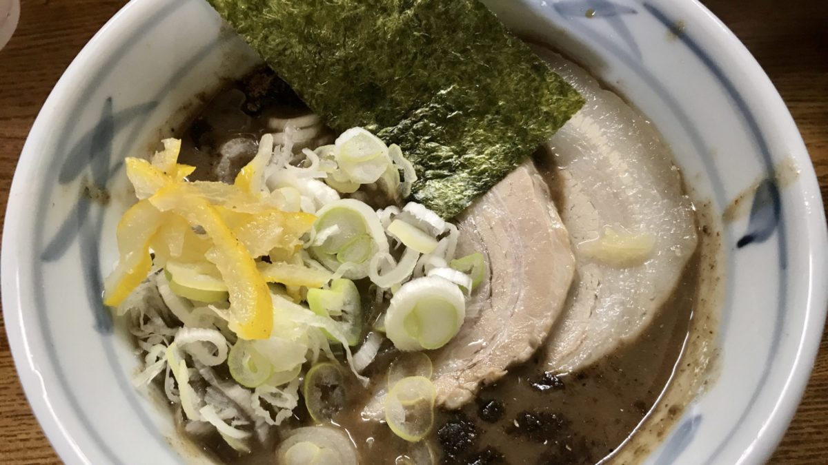 村岡屋本店の豚骨魚介系スープ