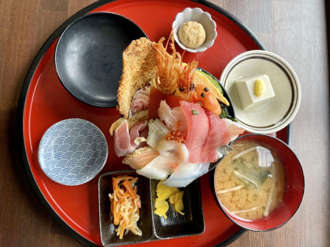 壬生金龍閣の海鮮丼定食