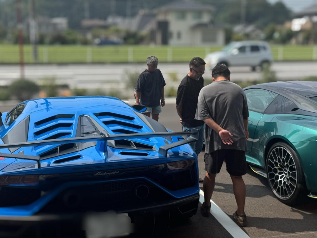 スーパーカー＆カフェ マキナ | 憧れの名車を眺めながら至福の１杯 写真3