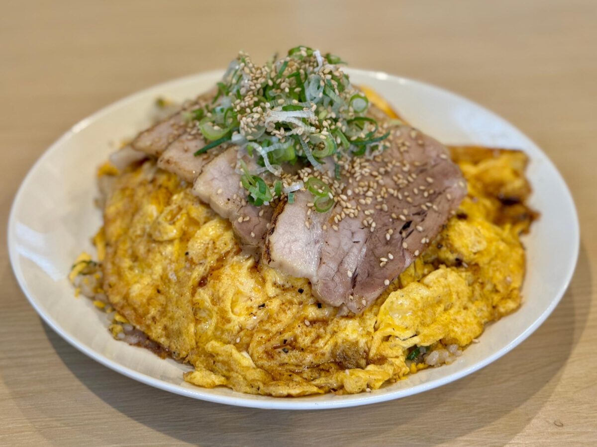 ニクメシヤ（肉飯屋）釜川沿いランチの人気店！名物店主が腕を振るう激ウマ豪快チャーハン 写真3