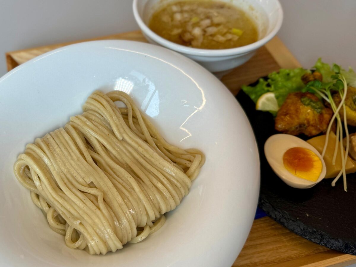 鶏・塩・麺リオン | 一杯のフルコース！女性でも入りやすいカフェみたいなラーメン店 写真3