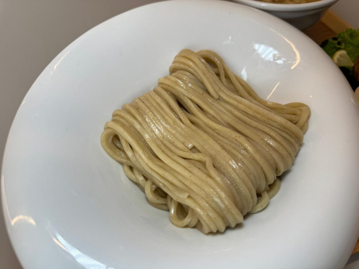 鶏・塩・麺リオン | 一杯のフルコース！女性でも入りやすいカフェみたいなラーメン店 写真4