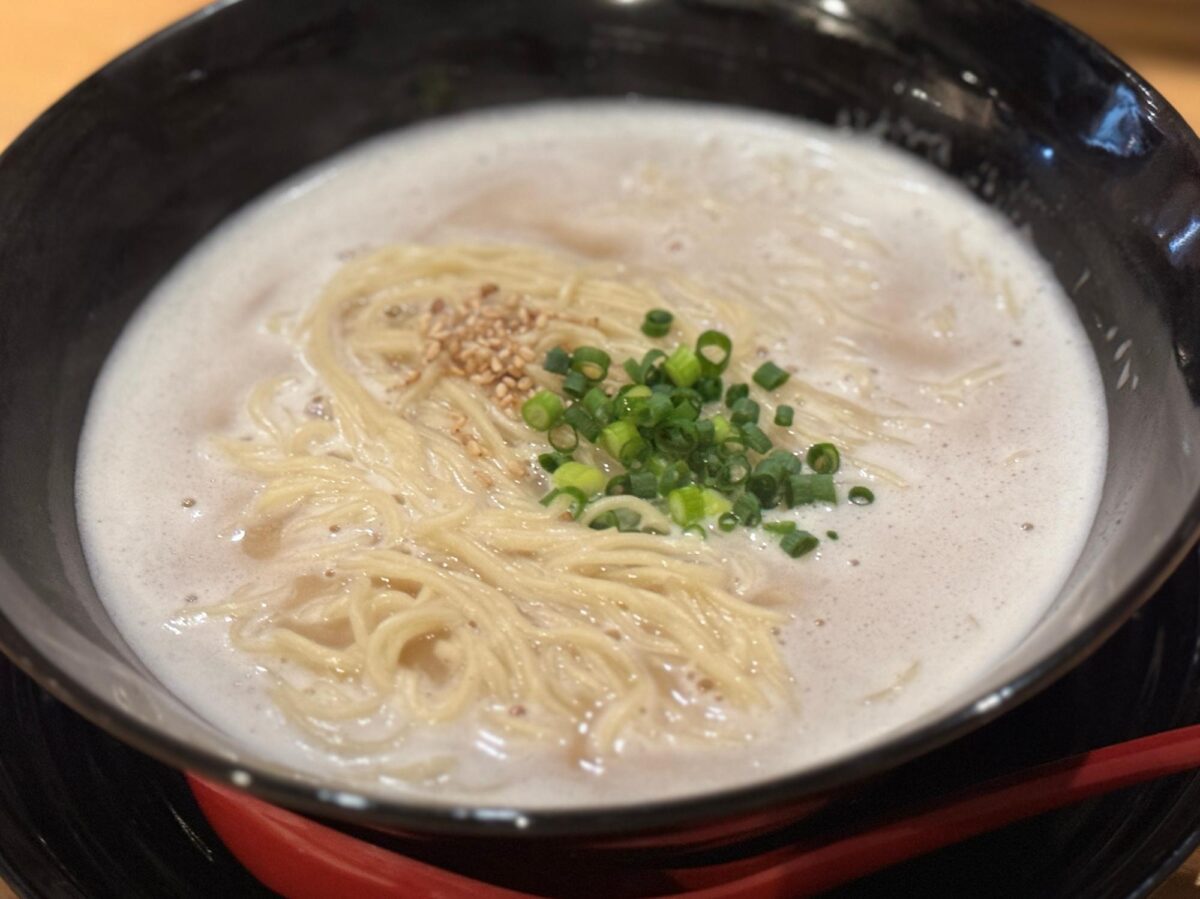 ワンコイン500円で本格ラーメン!市役所前に麺家 豚伍00通(とんこつ)がオープン