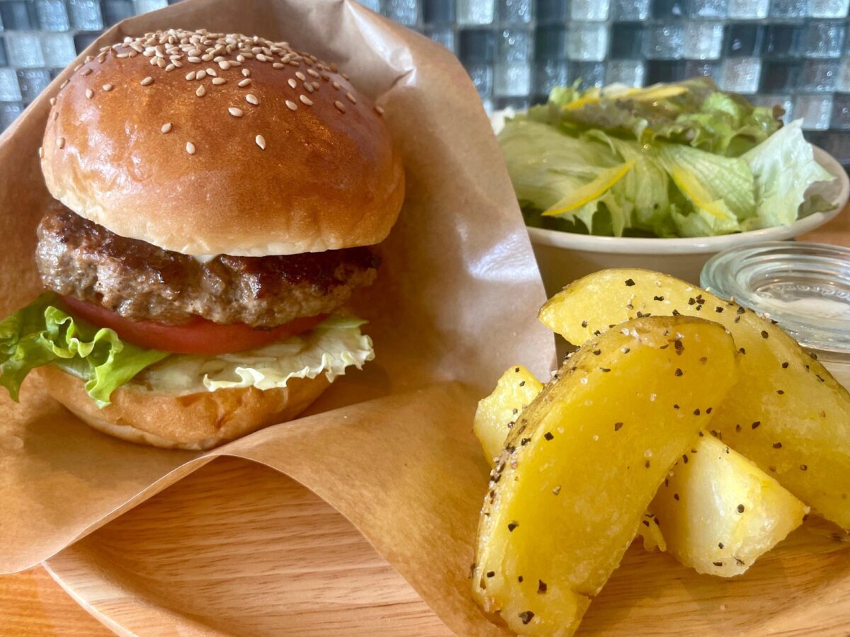 土日昼だけ！ゴツゴツお肉のハンバーガー 写真2